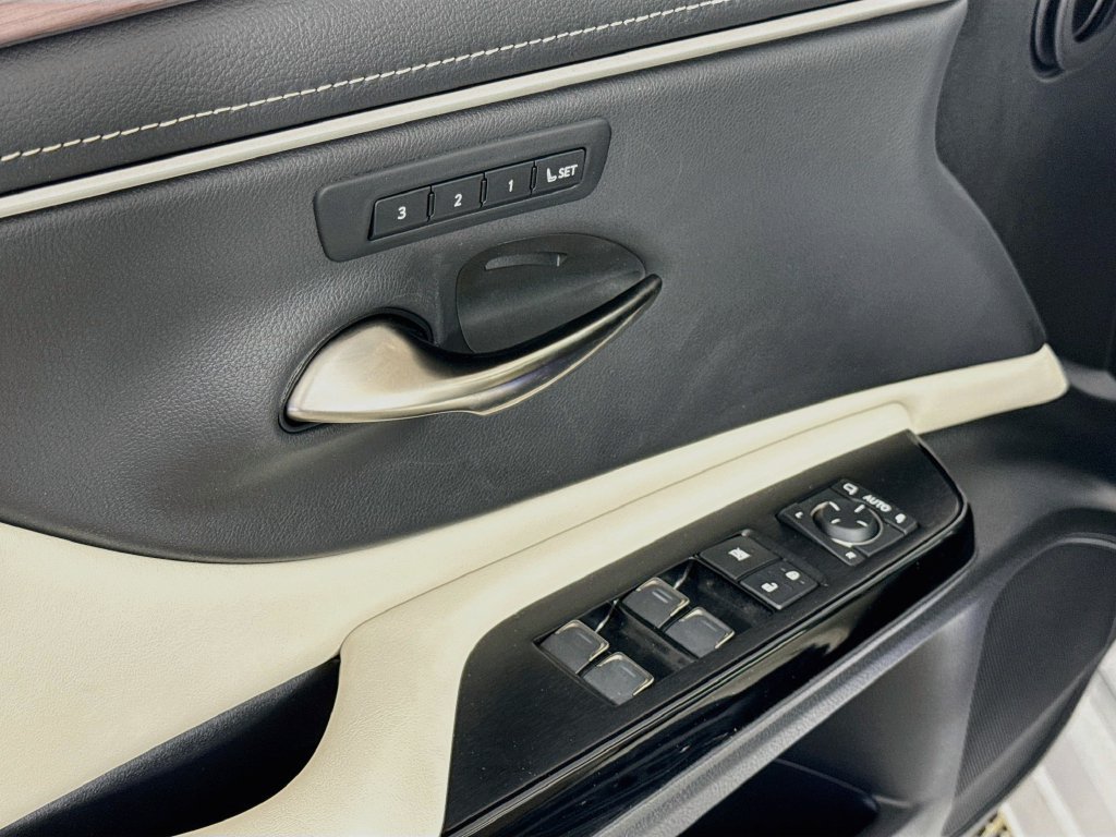 Certified 2024 Lexus ES 300h w/ Technology Package FWD image 18