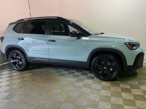 New 2026 Volkswagen Taos SE image 3