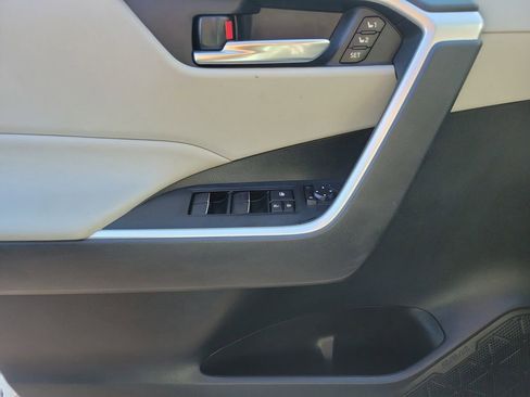 Used 2021 Toyota RAV4 XLE Premium image 16