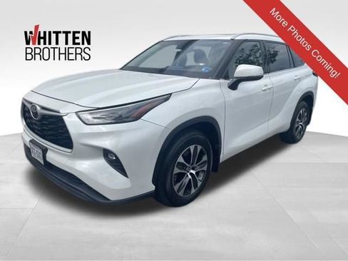 Used 2022 Toyota Highlander XLE AWD/4WD image 1