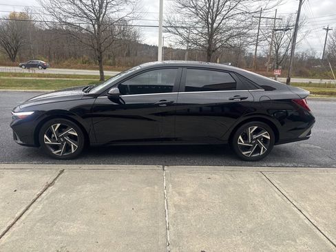 Used 2025 Hyundai Elantra SEL image 4