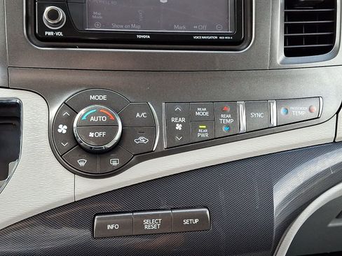 Used 2014 Toyota Sienna SE image 19