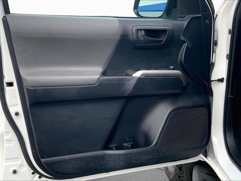 Used 2017 Toyota Tacoma SR5 w/ Tow Package RWD image 21