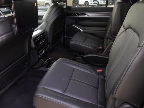 New 2025 Jeep Wagoneer L Series II w/ Premium Group I image 15