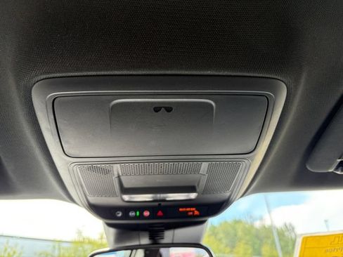 Used 2025 Buick Enclave Preferred AWD/4WD image 19