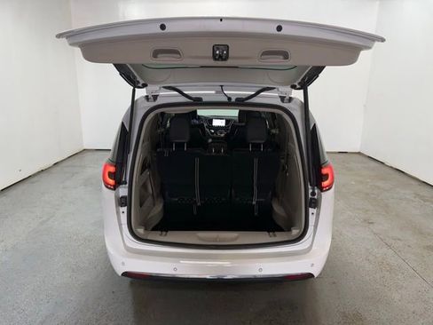 Used 2023 Chrysler Pacifica Touring-L FWD image 9