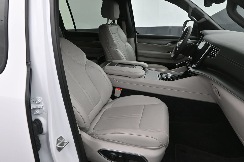 Used 2025 Jeep Wagoneer L 4WD image 13