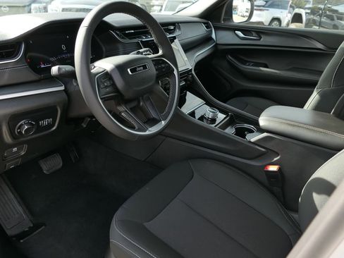 Used 2025 Jeep Grand Cherokee Laredo X image 9