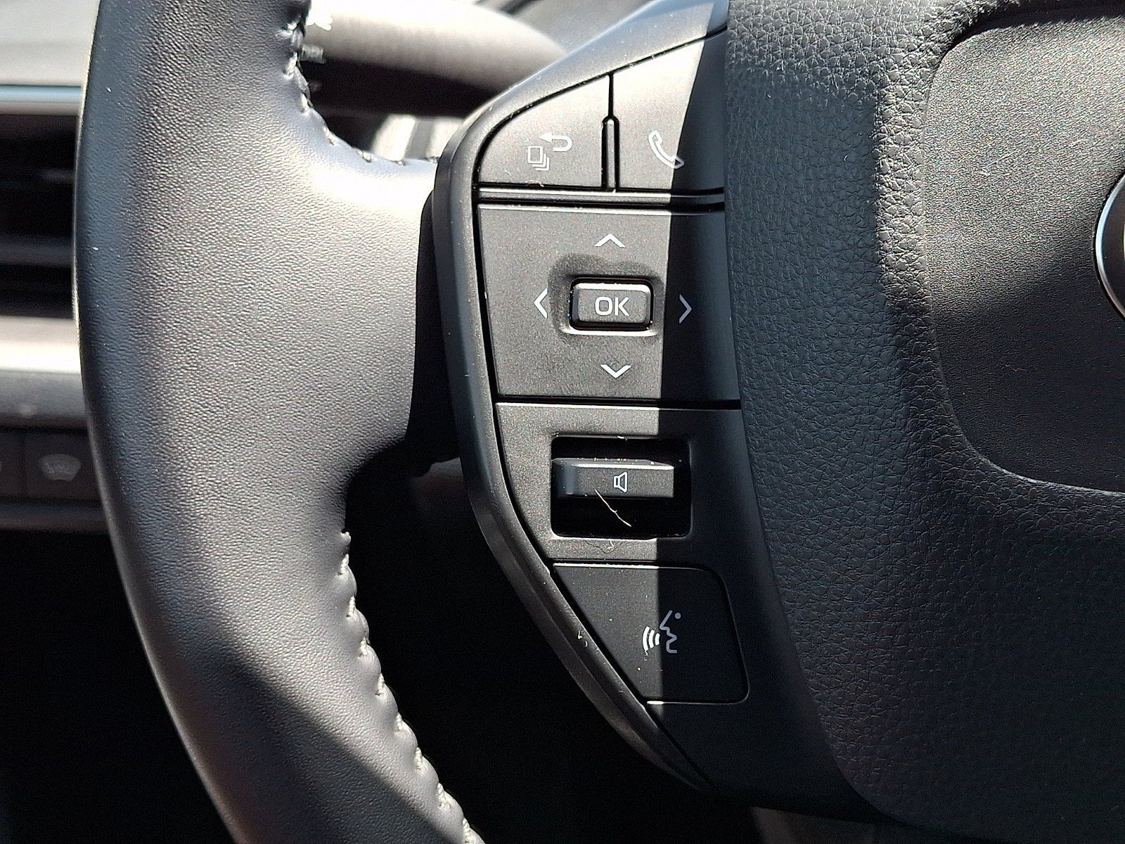 Used 2025 Toyota Prius LE FWD image 22