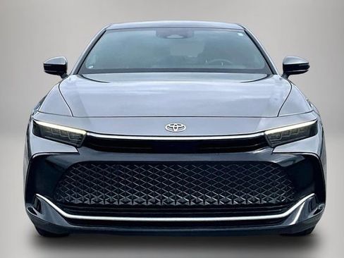 Used 2023 Toyota Crown Limited image 3