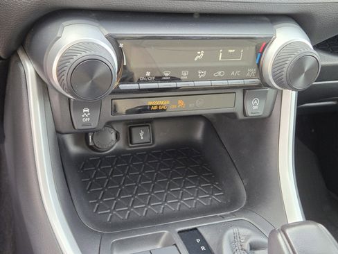 Used 2021 Toyota RAV4 LE image 21