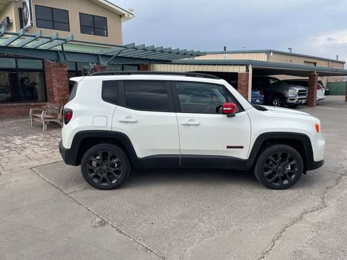 Certified 2023 Jeep Renegade Latitude w/ Sun/Sound Group AWD/4WD image 17