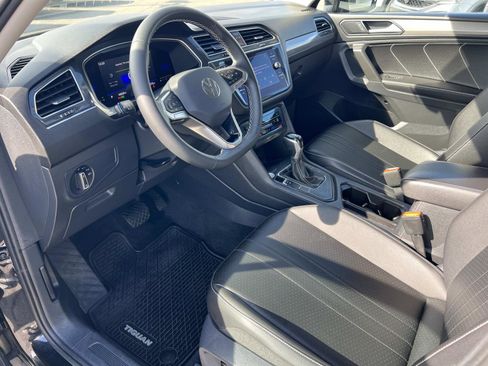 Certified 2022 Volkswagen Tiguan SE image 3