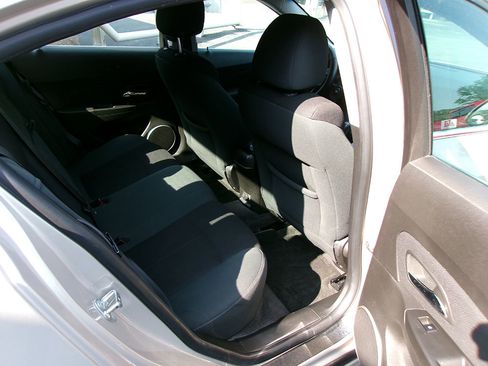 Used 2011 Chevrolet Cruze LT image 12