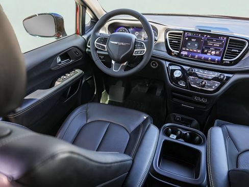 Used 2025 Chrysler Pacifica Select FWD image 28
