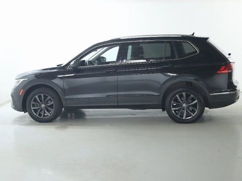 Used 2022 Volkswagen Tiguan SE w/ Panoramic Sunroof Package image 40