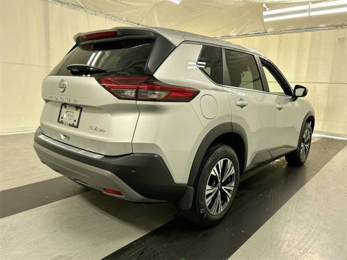 Used 2023 Nissan Rogue SV image 2
