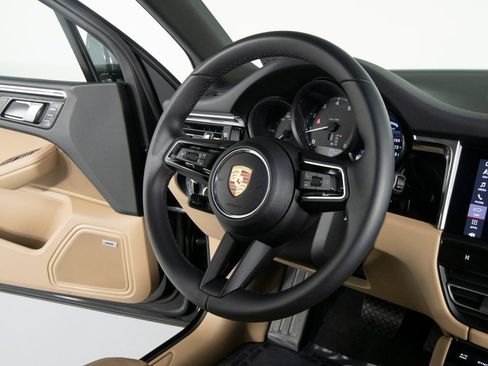 Certified 2025 Porsche Macan AWD/4WD image 30