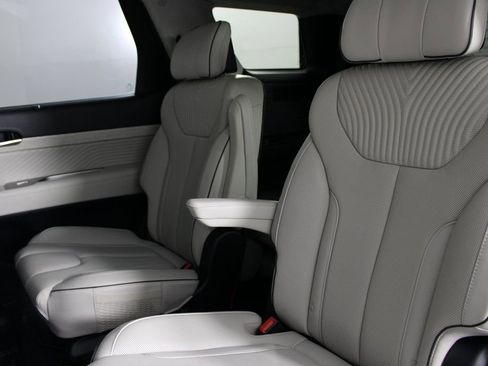 Used 2023 Hyundai Palisade Calligraphy image 17