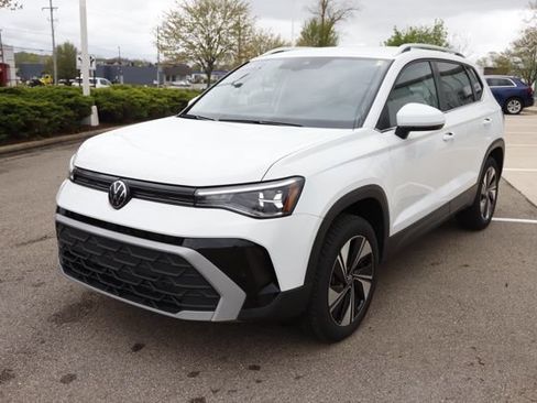 Used 2025 Volkswagen Taos SE AWD/4WD image 8
