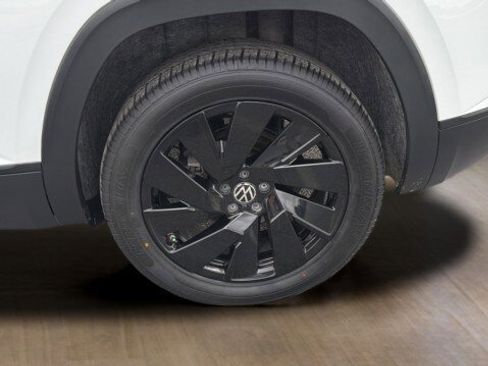 Used 2024 Volkswagen Atlas Cross Sport SE FWD image 17
