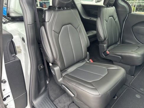 New 2026 Chrysler Pacifica Select image 46
