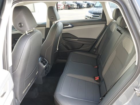 Used 2024 Volkswagen Taos SE image 15