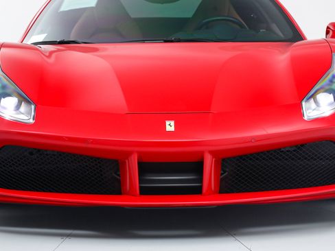 Used 2018 Ferrari 488 GTB image 12