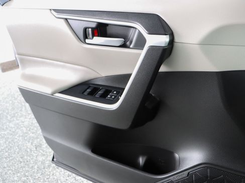 Used 2020 Toyota RAV4 XLE image 22