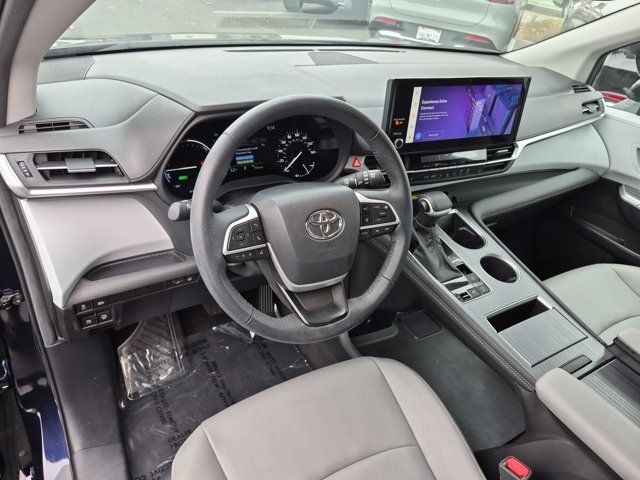 Used 2025 Toyota Sienna XLE AWD/4WD image 9