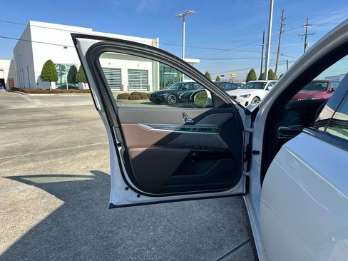 Certified 2025 BMW 760i xDrive w/ Luxury Rear Seating Package image 11