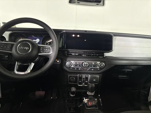 Used 2026 Jeep Wrangler Unlimited Sahara AWD/4WD image 24