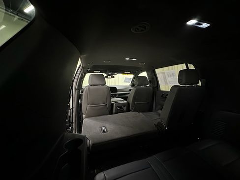 Used 2025 Chevrolet Suburban Z71 image 24