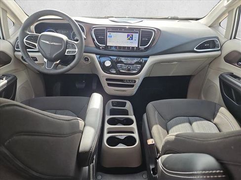 Used 2024 Chrysler Voyager LX image 16