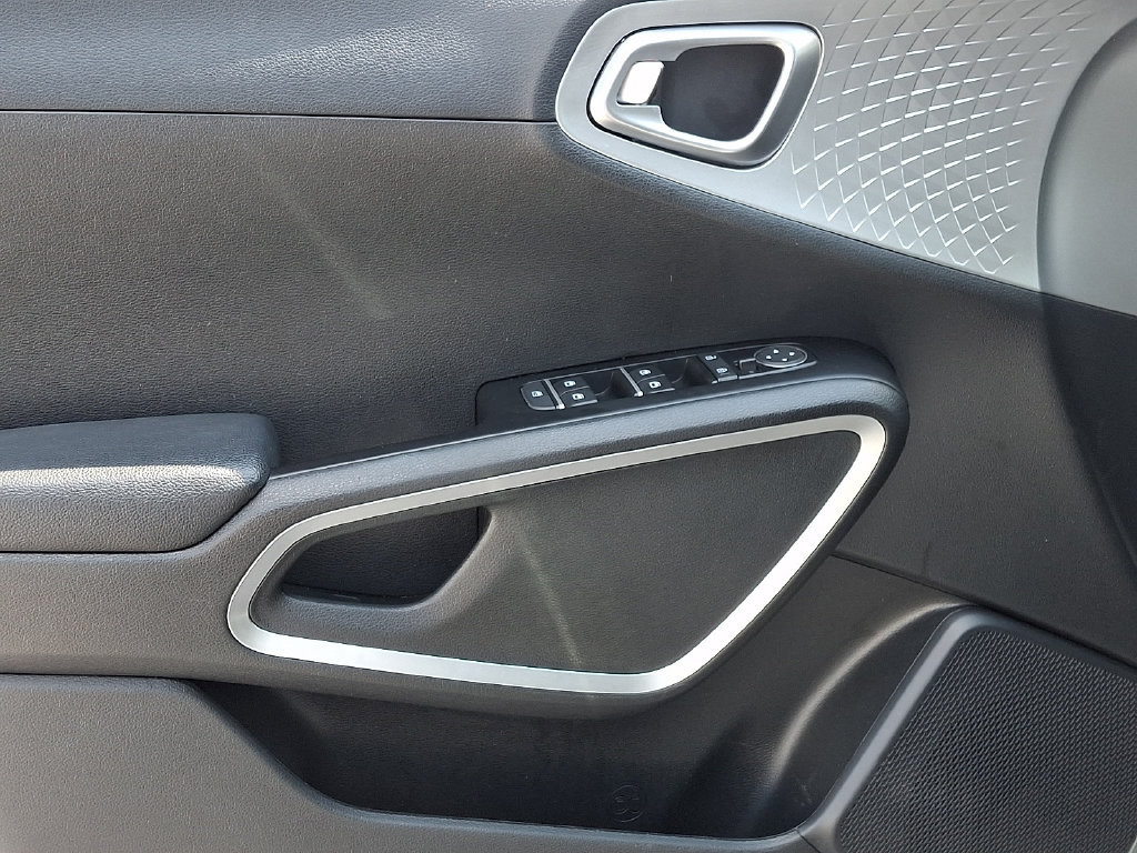 Used 2023 Kia Soul LX w/ LX Technology Package FWD image 14