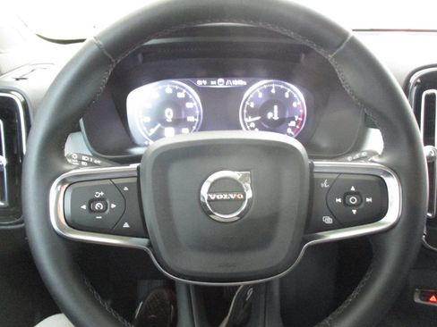 Used 2022 Volvo XC40 T5 Momentum image 92