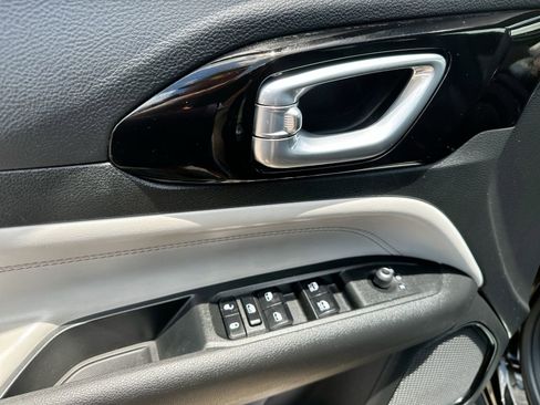 Used 2023 Jeep Compass Limited image 13