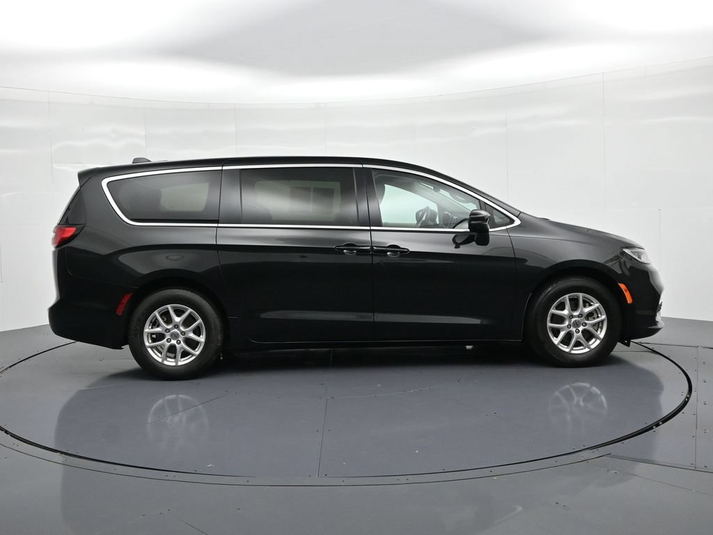 Used 2023 Chrysler Pacifica Touring-L FWD image 5
