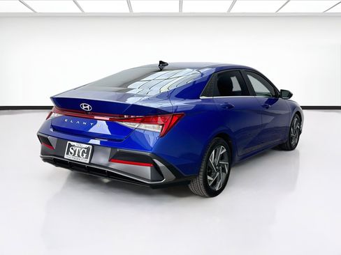 Used 2024 Hyundai Elantra SEL w/ Convenience Package FWD image 4