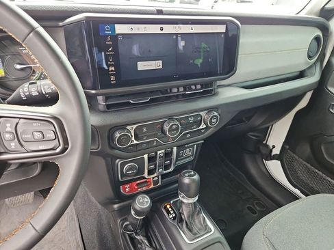 Used 2024 Jeep Wrangler Unlimited AWD/4WD image 19