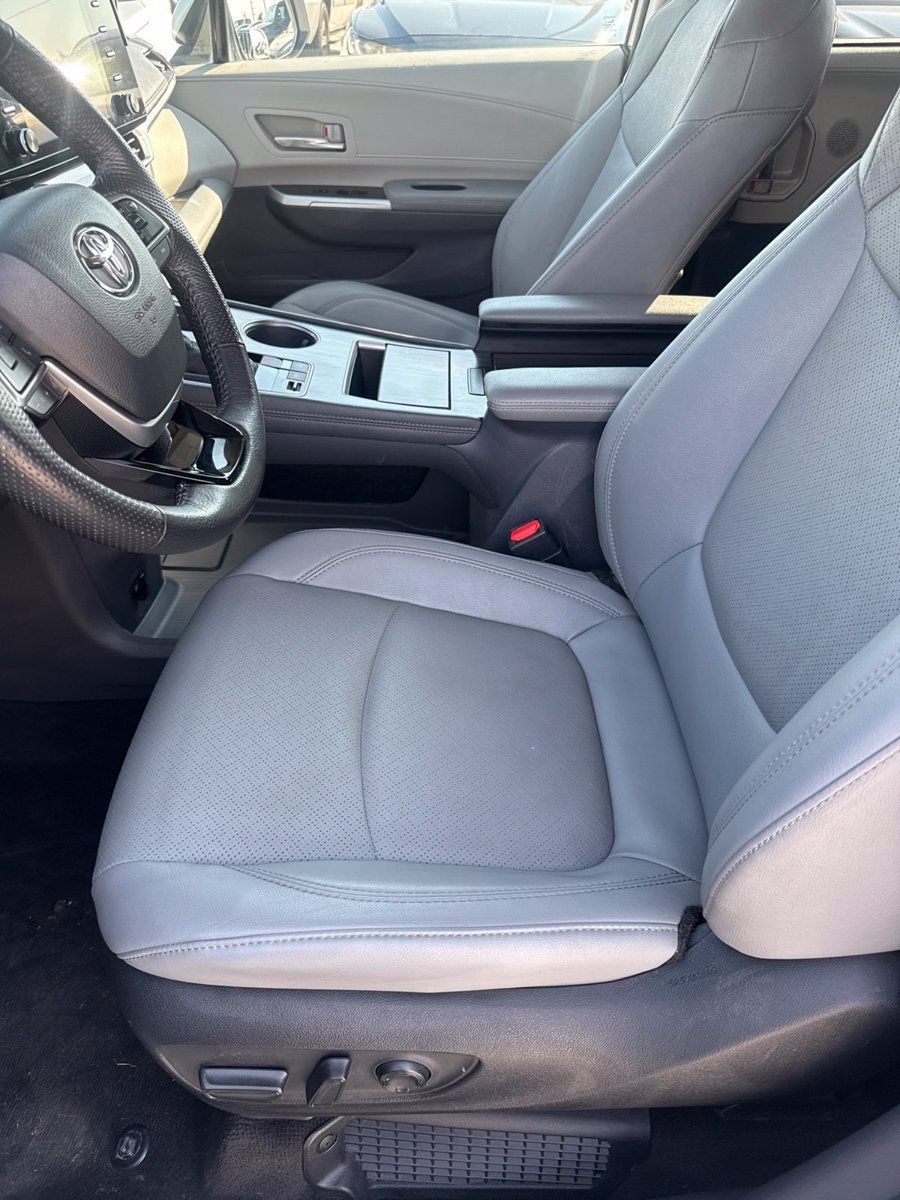 Used 2023 Toyota Sienna Limited FWD image 15