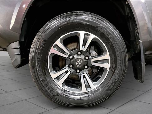 Used 2018 Toyota Tacoma TRD Sport w/ Technology Package image 10