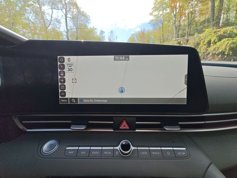 Used 2024 Hyundai Elantra SEL image 31