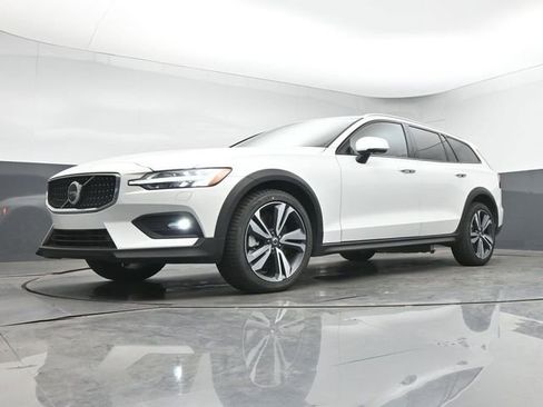 Used 2025 Volvo V60 B5 Cross Country Plus AWD/4WD image 13