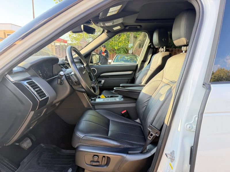 Used 2020 Land Rover Discovery Landmark AWD/4WD image 12