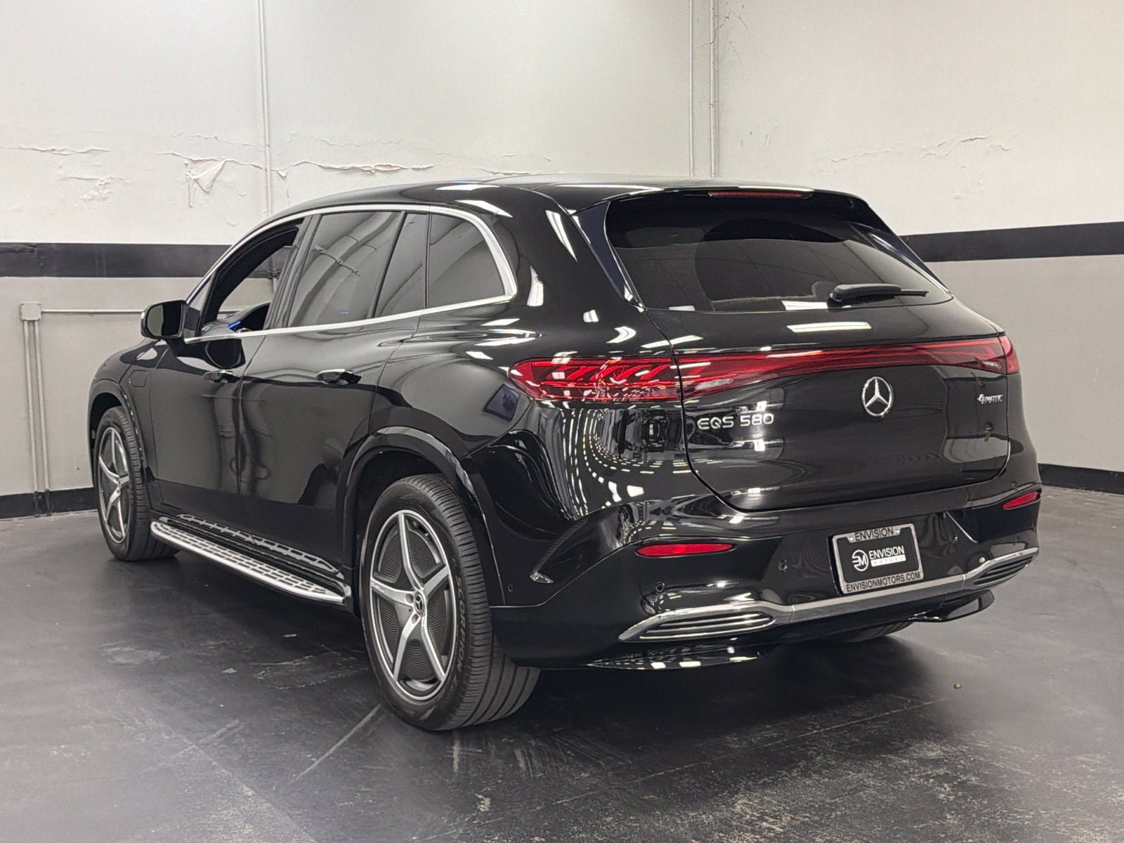 Used 2024 Mercedes-Benz EQS 580 4MATIC SUV w/ Exclusive Trim Package image 9