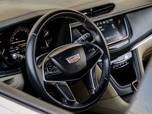 Used 2018 Cadillac XT5 FWD image 16