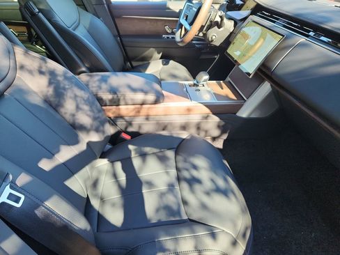 New 2025 Land Rover Range Rover SE image 3