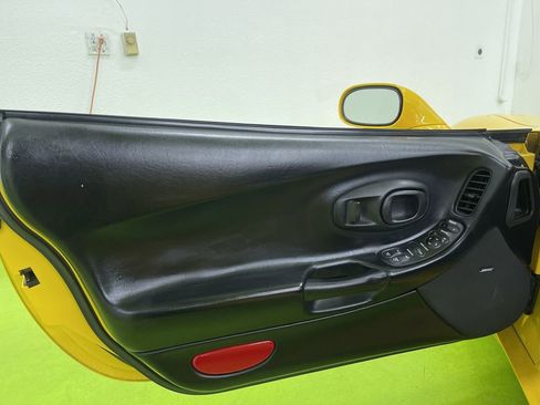 Used 2003 Chevrolet Corvette Convertible w/ Preferred Equipment Group1 image 15