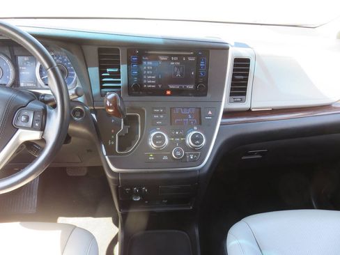 Used 2016 Toyota Sienna Limited Premium FWD image 16